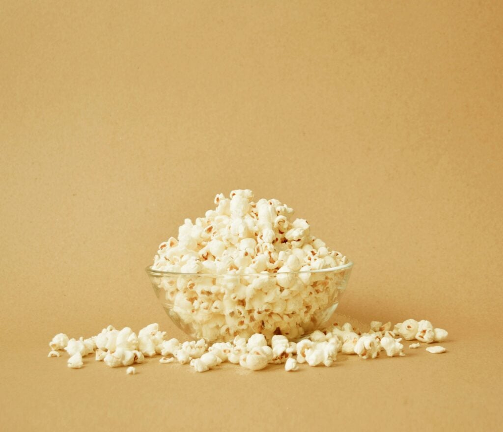 En bolle med popcorn - kan katter spise popcorn?